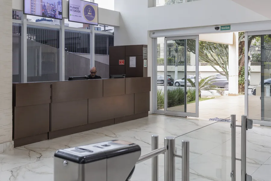 Portaria do prédio Articon Office, com recepção, porteiro e catraca de acesso